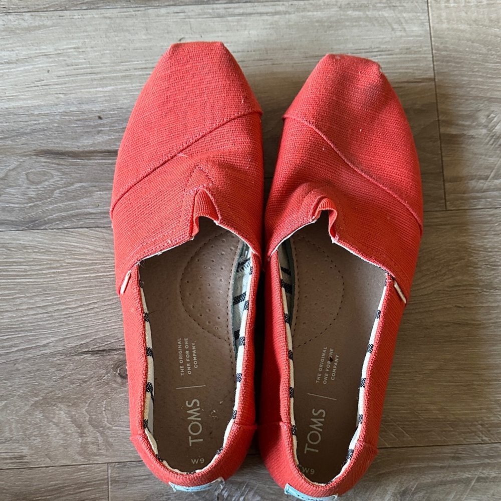 TOMS Women's Coral Canvas Loafers